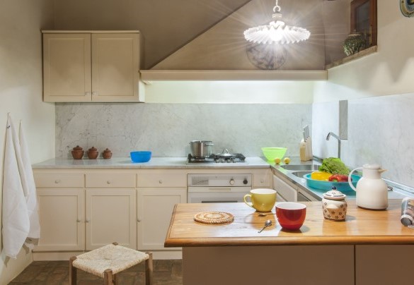 Rustic kitchen with peninsula - Villa Deda