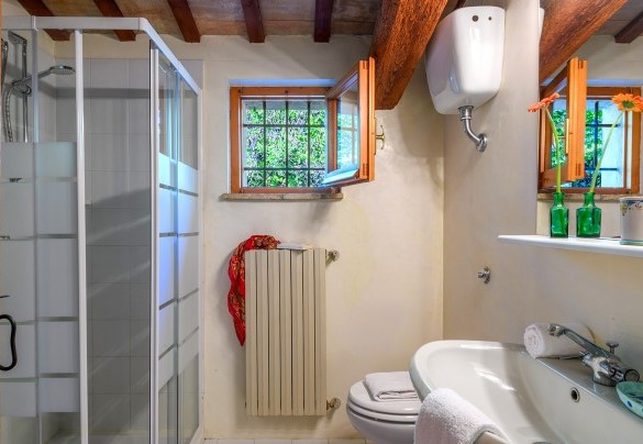En suite bathroom n. 1, ground floor with shower - Villa Deda