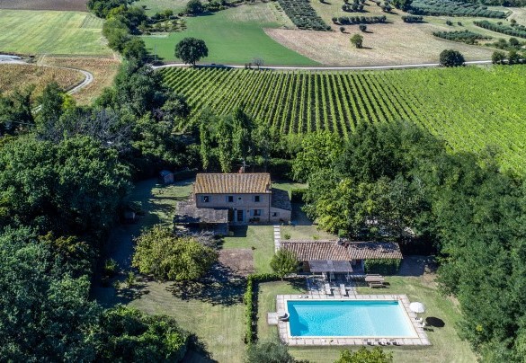 Panoramic view of the farmhouse, with pool and large surrounding green space - Villa Deda