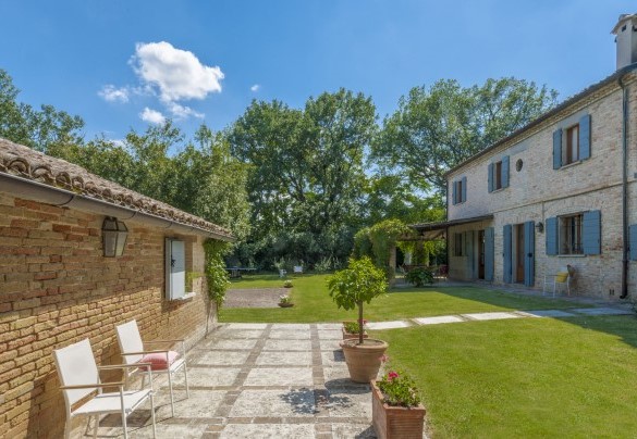 The entrance from the car park - Villa Deda