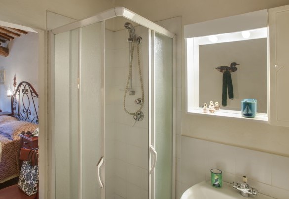 En suite bathroom n. 1, ground floor with shower - Villa Deda