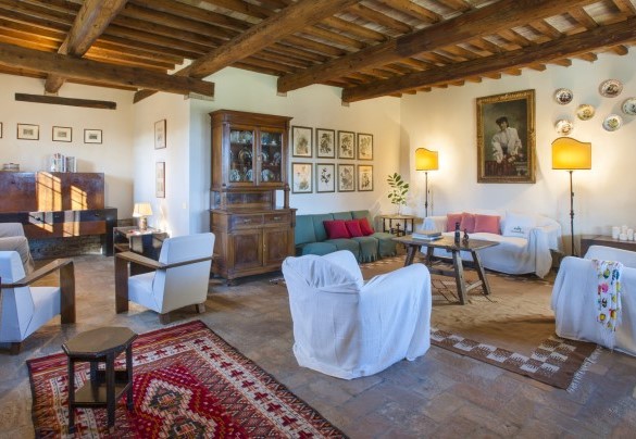 Living room with classic furniture and a cozy reading corner - Villa Deda