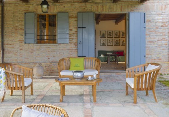 Porch with wooden lounges and access to the living room - Villa Deda
