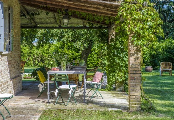 Convivial moments in a garden of times gone by - Villa Deda