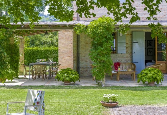 Shaded porch with outdoor dining area - Villa Deda