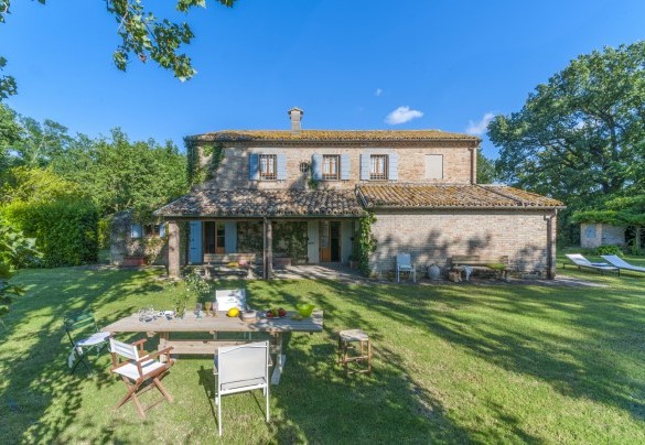 Well-kept garden with several shaded areas - Villa Deda