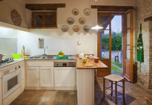 Well-equipped kitchen with direct access to the porch on the back of the house - Villa Deda