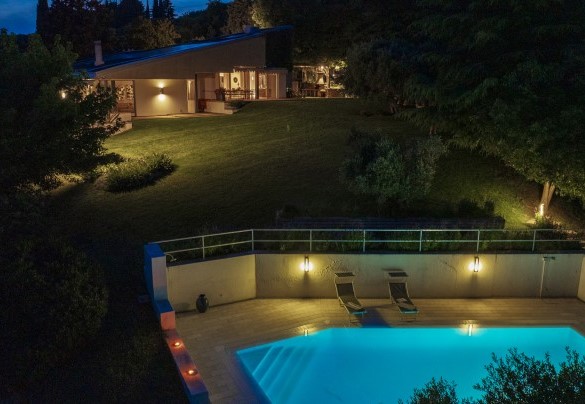 Piscina e area solarium con lettini prendisole e pergola - Villa degli Ulivi 