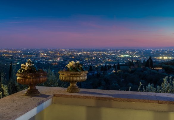 Lo scintillio  in notturna delle luci in lontananza della città di Verona - Villa degli Ulivi
