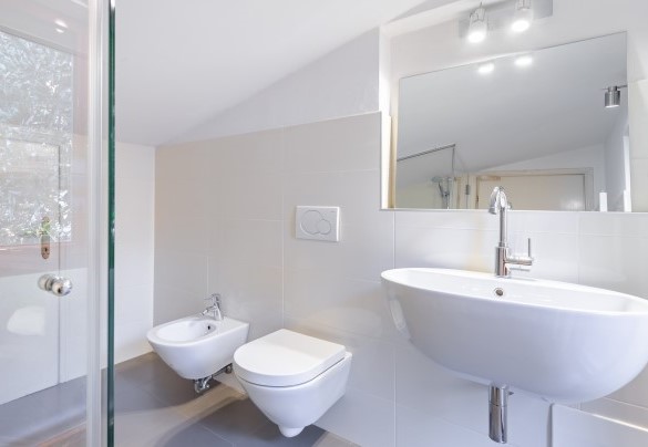 Il bagno en suite con doccia della camera in mansarda - Villa degli Ulivi