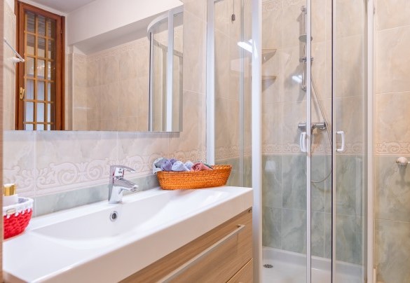 Il bagno con doccia del piano terreno - Villa degli Ulivi