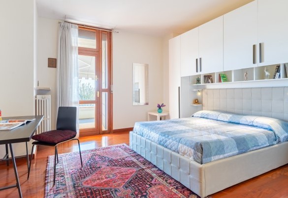 La camera matrimoniale al piano terreno con accesso alla terrazza esterna - Villa degli Ulivi
