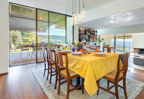 La zona pranzo attigua alla cucina a vista e al salone -Villa degli Ulvi