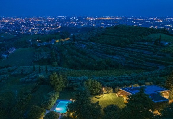 Piscina e area solarium con lettini prendisole e pergola - Villa degli Ulivi 