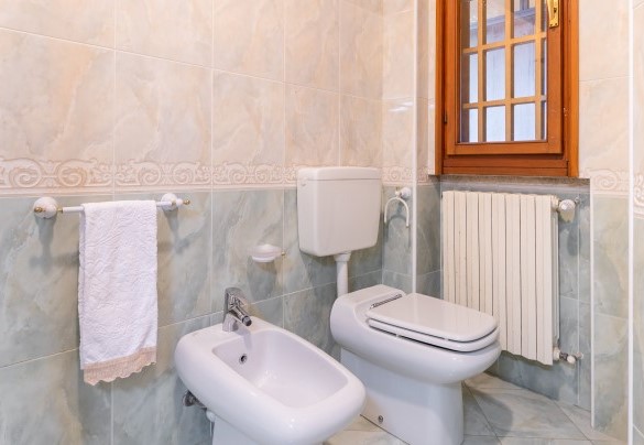 Il bagno con doccia del piano terreno - Villa degli Ulivi