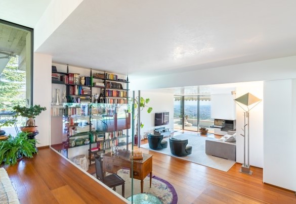 ampia zona open space che comprende la cucina, la zona pranzo, la zona studio e il salone con divani e tv. - villa degli ulivi