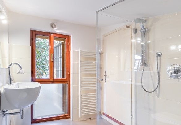 Il bagno en suite con doccia della camera in mansarda - Villa degli Ulivi