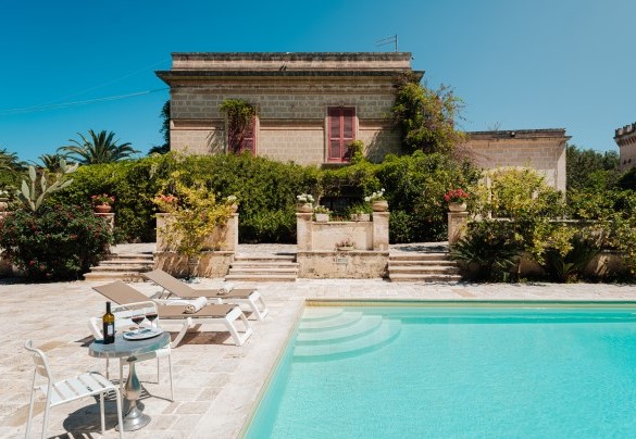 La piscina a pochi metri dalla villa principale - Villa dei Glicini