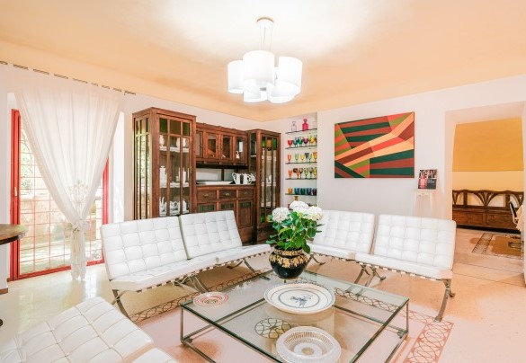 L'ampio soggiorno con area salotto nell'appartamento 1 - Villa dei Glicini