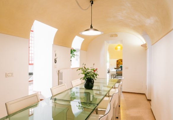 Il tavolo da pranzo nell'appartamento 1 - Villa dei Glicini