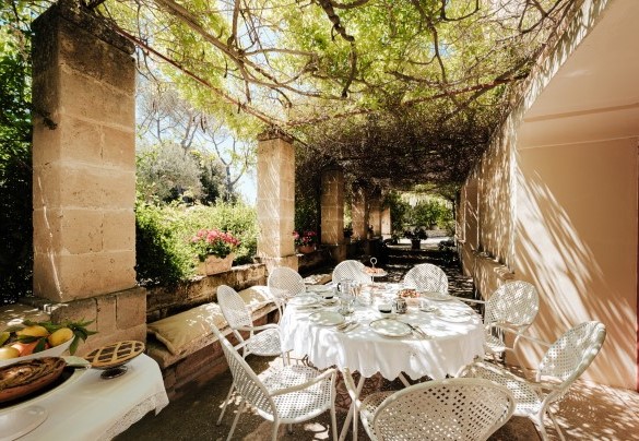 Il tavolo da pranzo sistemato all’ingresso dell’appartamento 1 - Villa dei Glicini