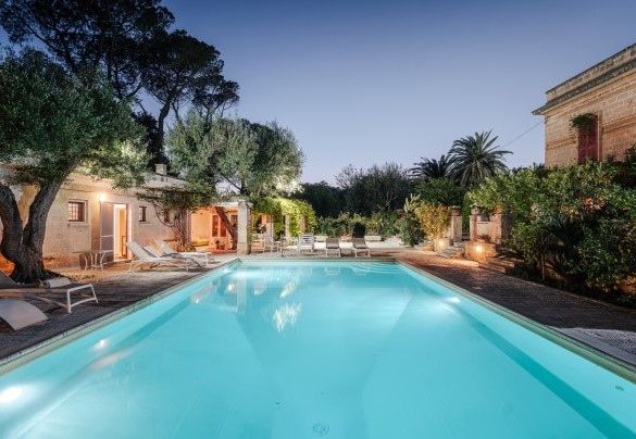 Le luci della piscina al tramonto - Villa dei Glicini