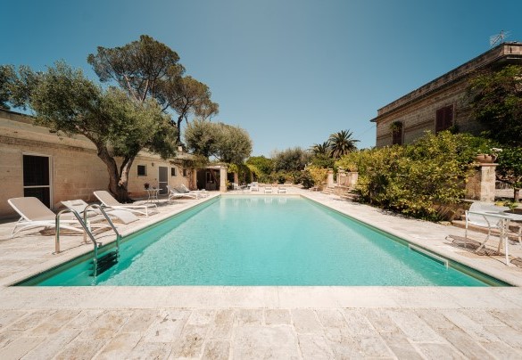 La piscina a fianco all’annesso - Villa dei Glicini