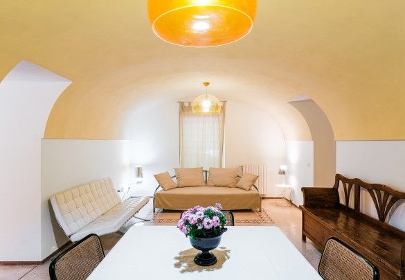 La veranda con zona pranzo e living affaccia sulla piscina - Villa dei Glicini