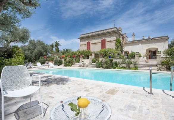 Storica villa in stile liberty edificata in pietra chiara pugliese – Villa dei Glicini