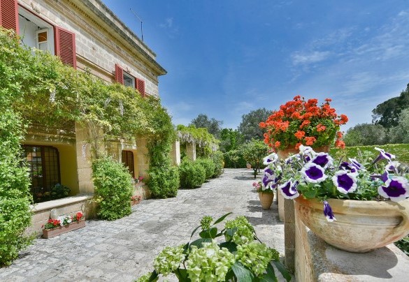 Il giardino rigoglioso e curato in stile mediterraneo – Villa dei Glicini