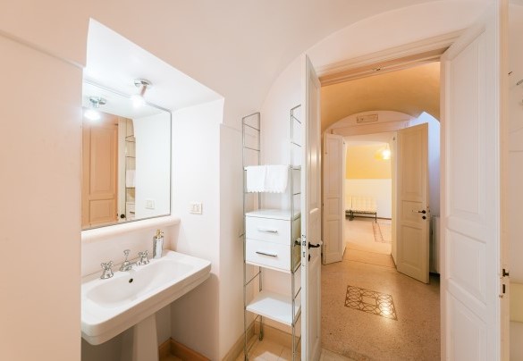 Il bagno con vasca e doccia n. 1 nell'appartamento 1 - Villa dei Glicini