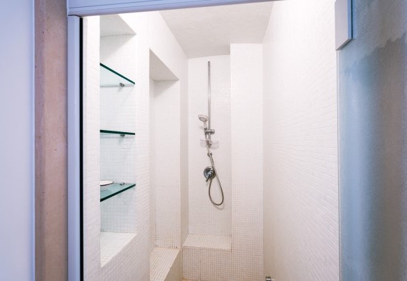 Il bagno con vasca e doccia n. 1 nell'appartamento 1 - Villa dei Glicini