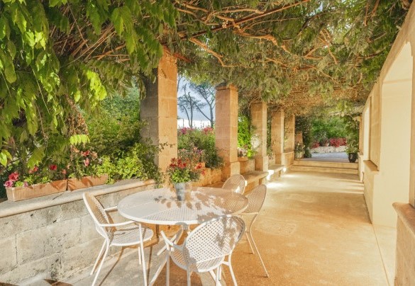 La veranda della casa principale adornata da glicini rampicanti – Villa dei Glicini