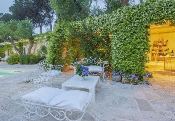 Salotto in contesto incantevole dove leggere un libro o gustare un aperitivo – Villa dei Glicini