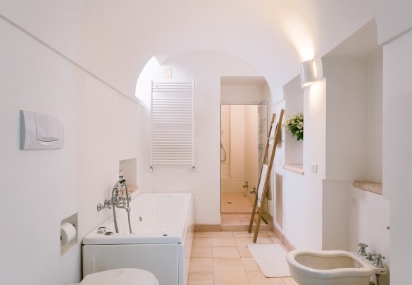 Il bagno con vasca e doccia n. 1 nell'appartamento 1 - Villa dei Glicini