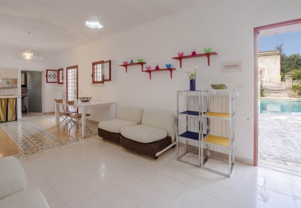 Soggiorno e cucina della depandance a lato della piscina - Villa dei Glicini