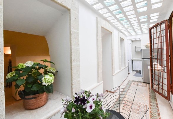 La cucina adiacente alla sala da pranzo nella casa principale – Villa dei Glicini