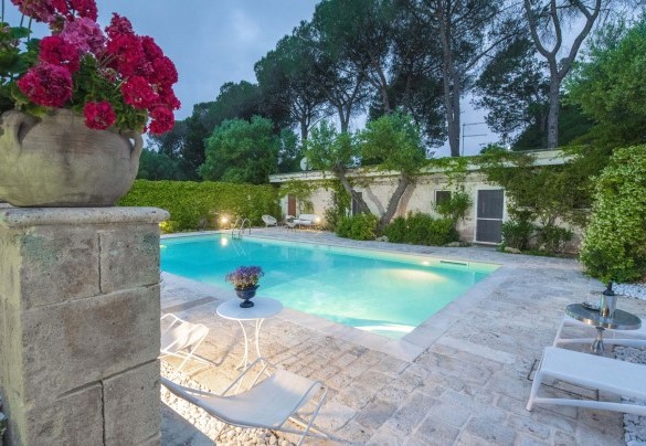 La piscina illuminata all’interno del meraviglioso giardino mediterraneo – Villa dei Glicini
