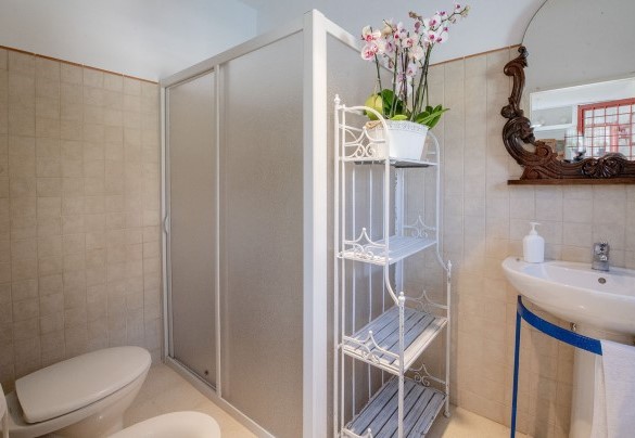 Bagno con doccia, en-suite alla camera matrimoniale nella depandance - Villa dei Glicini