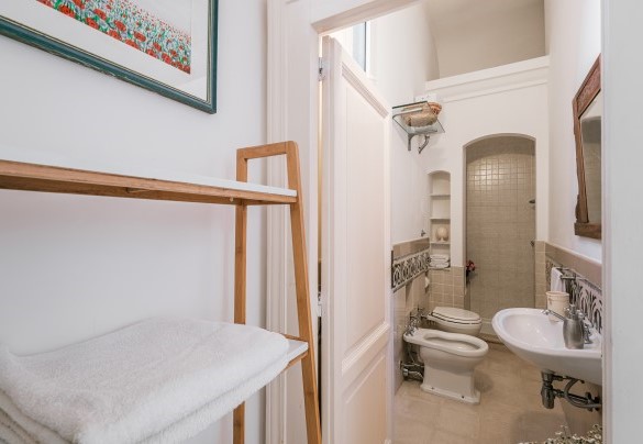 Il bagno con doccia n. 1 nell'appartamento 2 - Villa dei Glicini