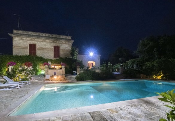 La piscina illuminata di sera – Villa dei Glicini