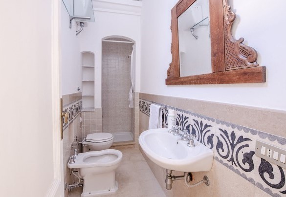 Bagno con doccia in appartamento medio - Villa dei Glicini