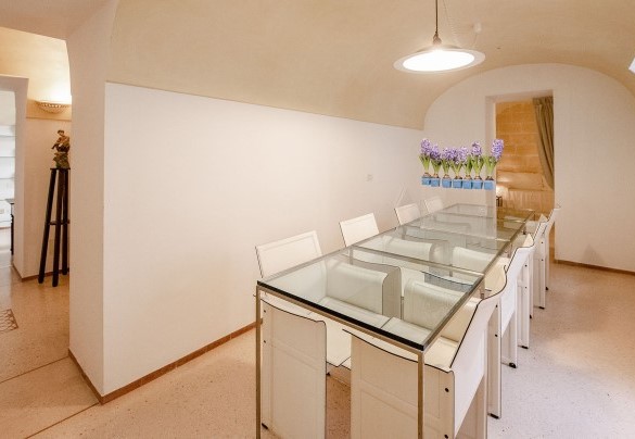 La sala da pranzo moderna nell’appartamento grande – Villa dei Glicini