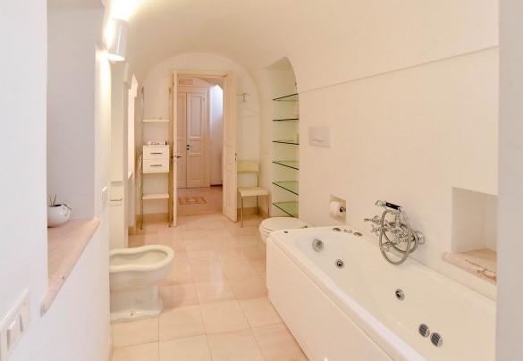 Bagno con doccia, vasca e bagno turco dell’appartamento grande - Villa dei Glicini