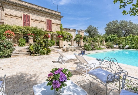 Il parco e la cura del verde sono il punto di forza di questa meravigliosa residenza – Villa dei Glicini