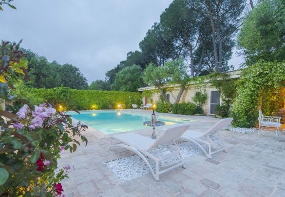 La piscina depurata al cloro misura 12 x 6 m con una profondità da 1,50 a 1,80 m – Villa dei Glicini