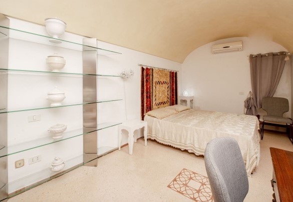La prima camera matrimoniale nell’appartamento grande – Villa dei Glicini