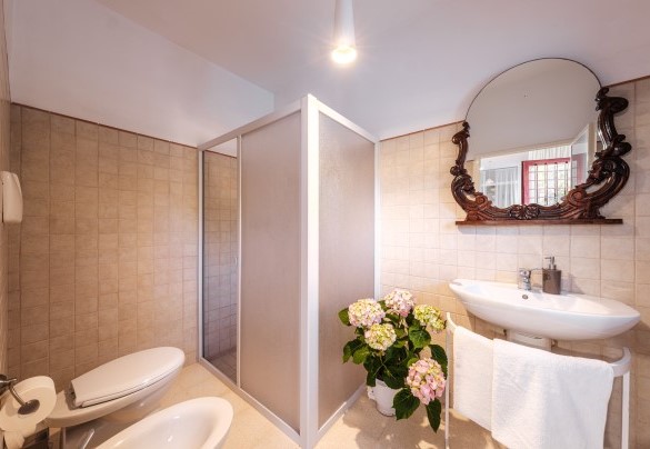 Il bagno con doccia n. 3 dell'annesso - Villa dei Glicini