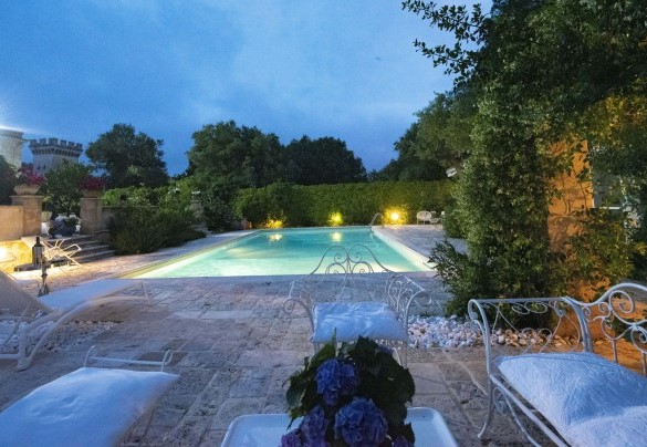 L’area piscina arredata con sdraio e lettini - Villa dei Glicini