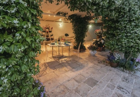Area esterna illuminata di sera – Villa dei Glicini